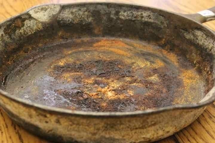 Чугунная сковорода старая с нагаром