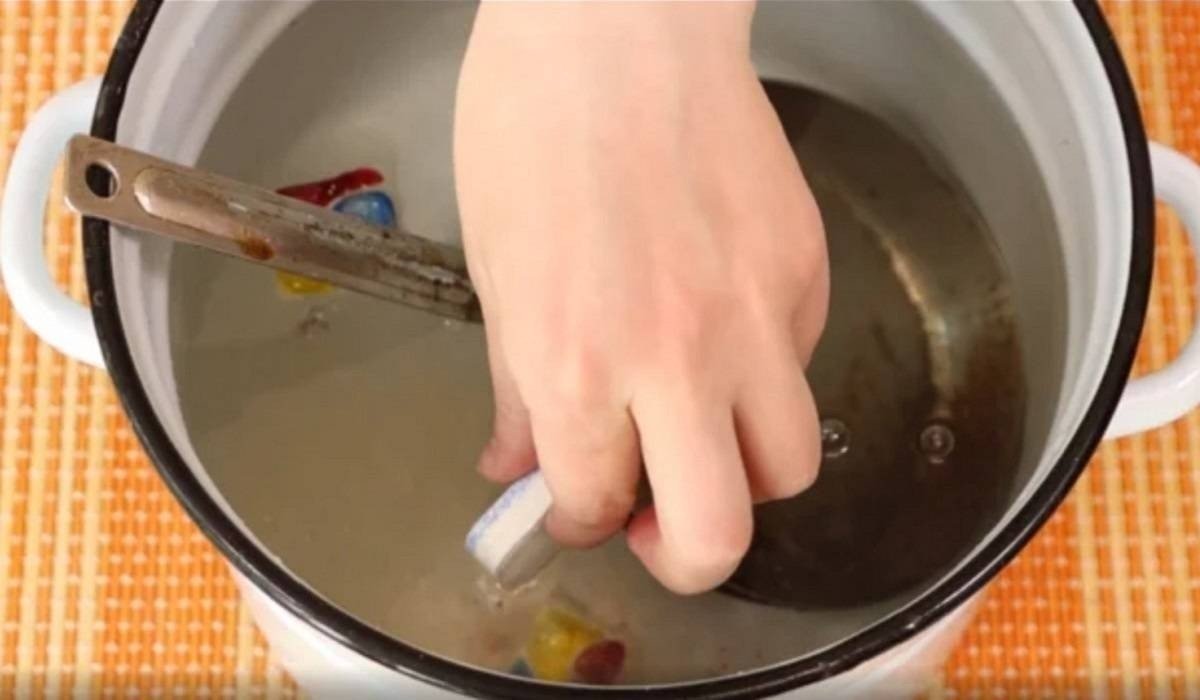 Почистить нагар на сковородке с помощью таблеток для посудомойки