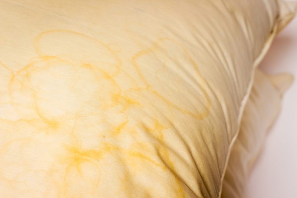 Желтые пятна на подушке