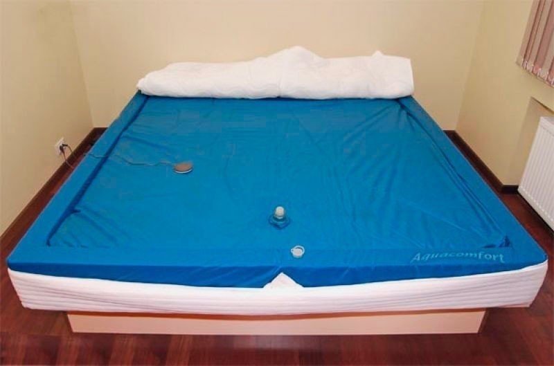 Кровать с водяным матрасом