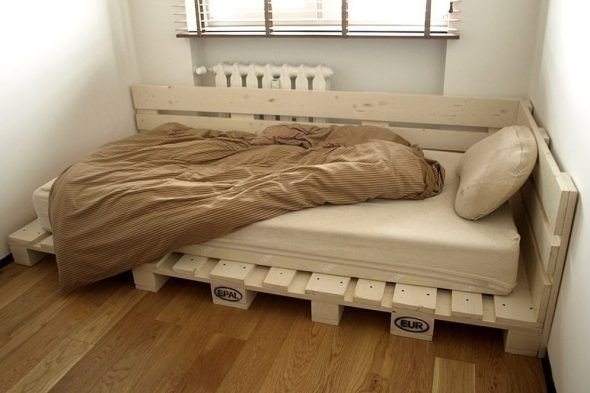Кровать из паллетов в маленькой комнате