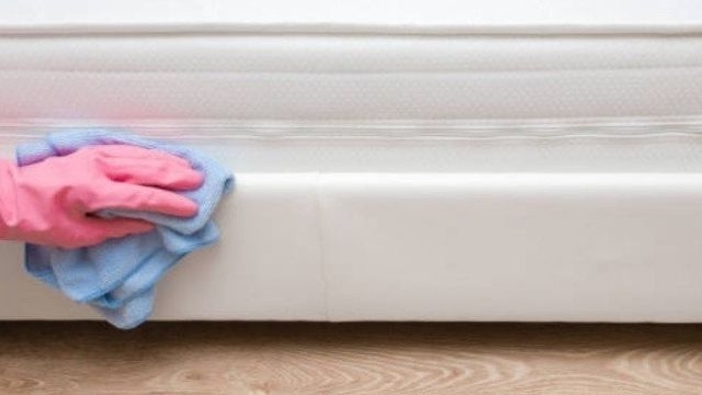 Как почистить матрас в домашних условиях от грязи и запаха