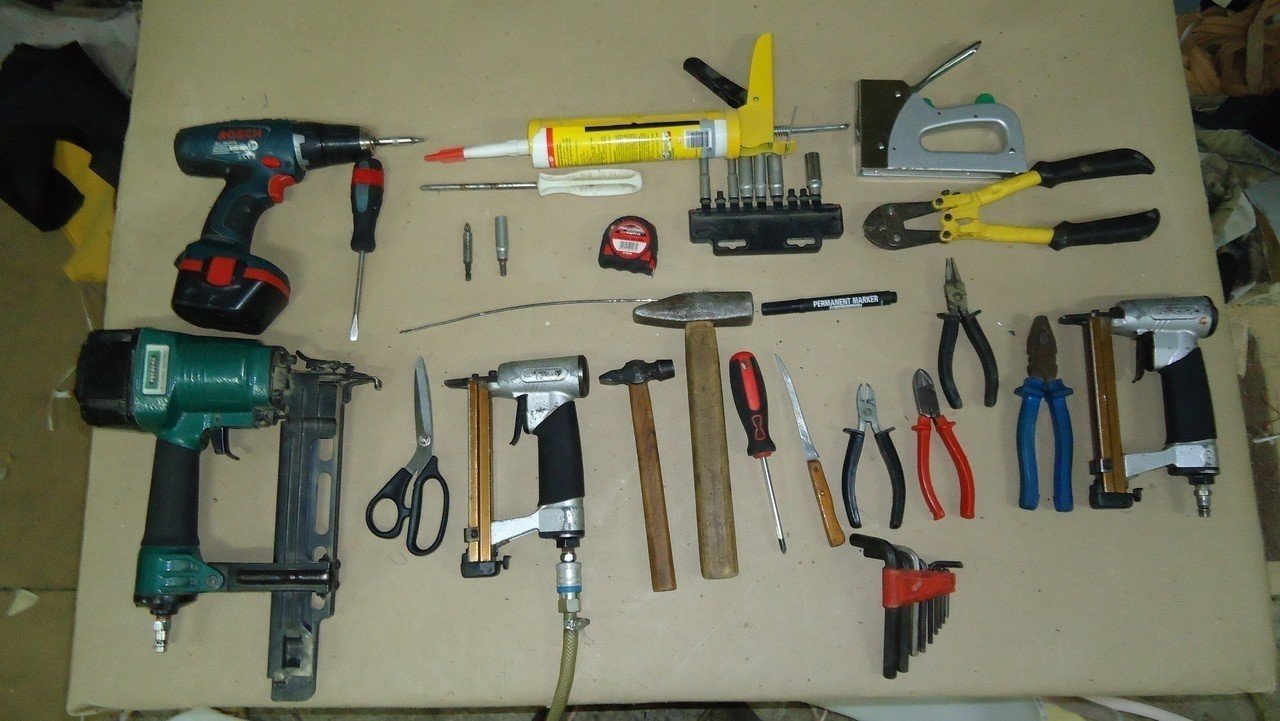 Строительные инструменты на столе