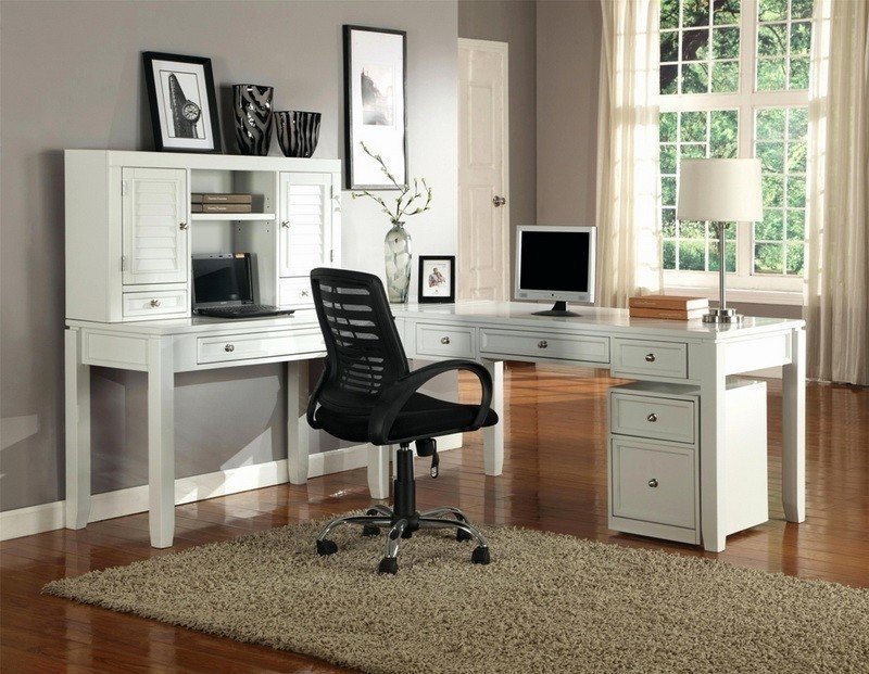 Белый стол для домашнего кабинета