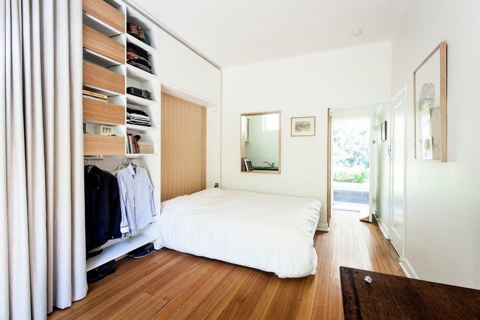Гардеробная и кровать в однокомнатной квартире