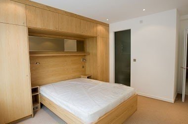 Спальня со встроенной кроватью и шкафами