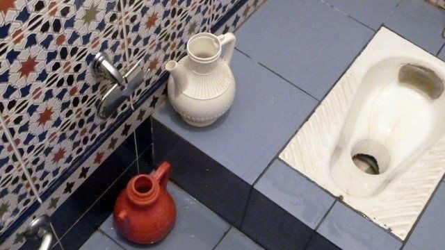 Почему мусульмане не пользуются туалетной бумагой, а подмываются водой после туалета? Почему мусульмане ходят в туалет с бутылкой с водой? Исламский туалетный этикет