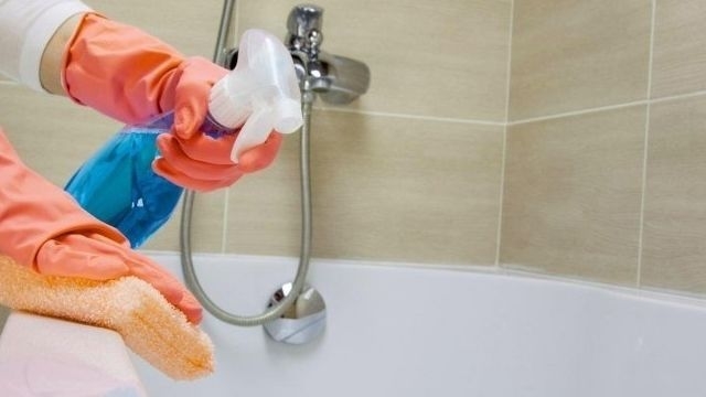 Как очистить известковый налет в ванной: чем очистить и как убрать налет с крана, плитки, душевой кабины, лейки душа и других поверхностей