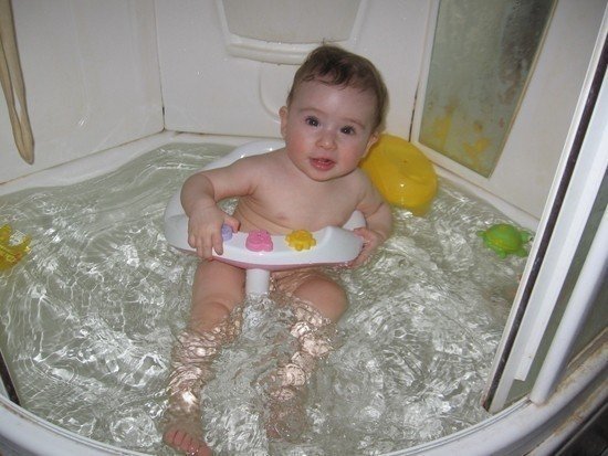 Стульчик для купания малыша в ванной