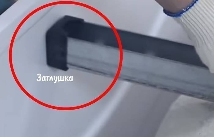 Пластмассовая заглушка для экрана под ванной
