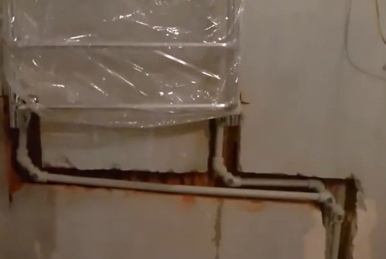 Труба в ванной от полотенцесушителя штробить стену