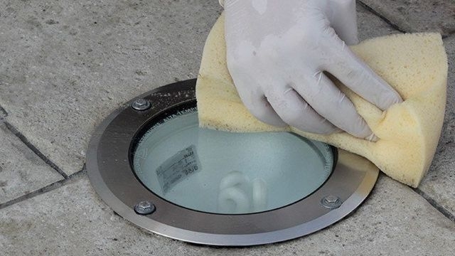 Чем очистить цемент с кафельной плитки и других поверхностей