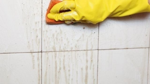 Как очистить кафель в ванной: поэтапная инструкция, как быстро и просто отмыть плитку от налета народными, бытовыми средствами