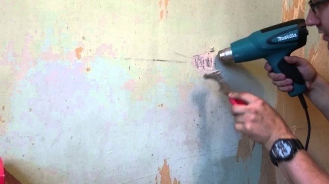 Краска со стен в ванной строительным феном