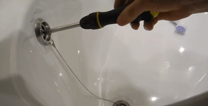 Демонтаж сливного отверстия в ванной
