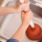 Как прочистить засор вантузом в ванной и в туалете