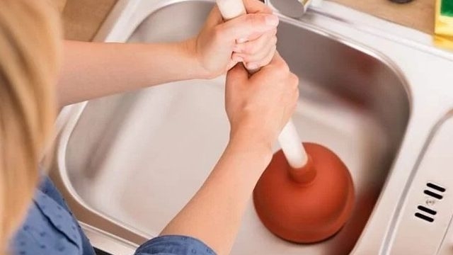 Как прочистить засор вантузом в ванной и в туалете