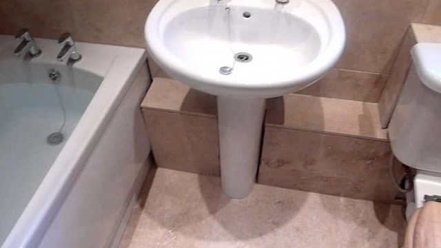 Как спрятать трубы в ванной комнате?