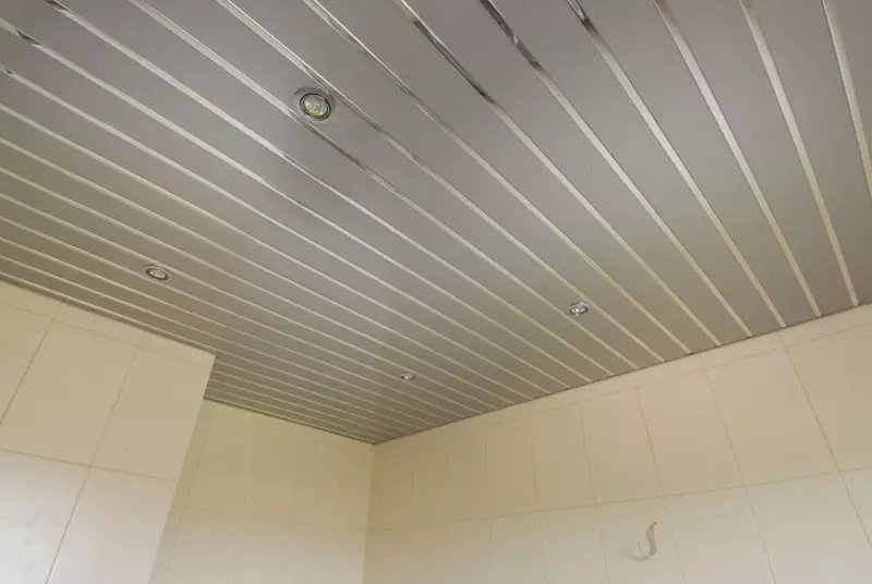 Реечные подвесные потолки для ванной