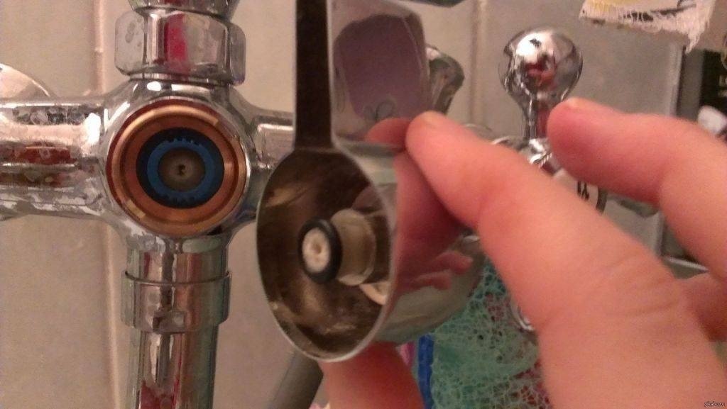 Течёт смеситель в ванной переключатель на душ