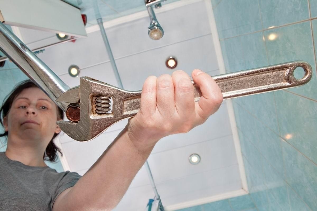 Разводной ключ для смесителя в ванной