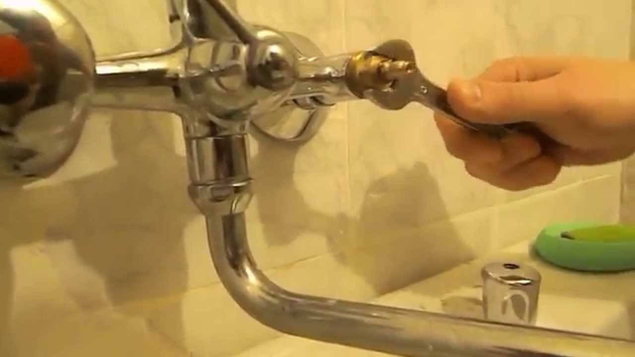 У смесителя шатается кран в ванной