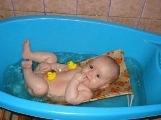 Горка для купания младенцев в ванной